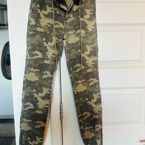 American Eagle Outfitters Green Camouflage Pants